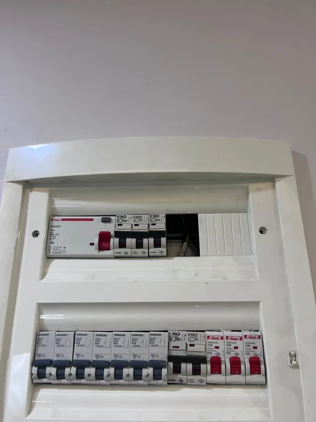 Kaçak akım rölesi ve farklı devre sigortaları bulunan elektrik panosu