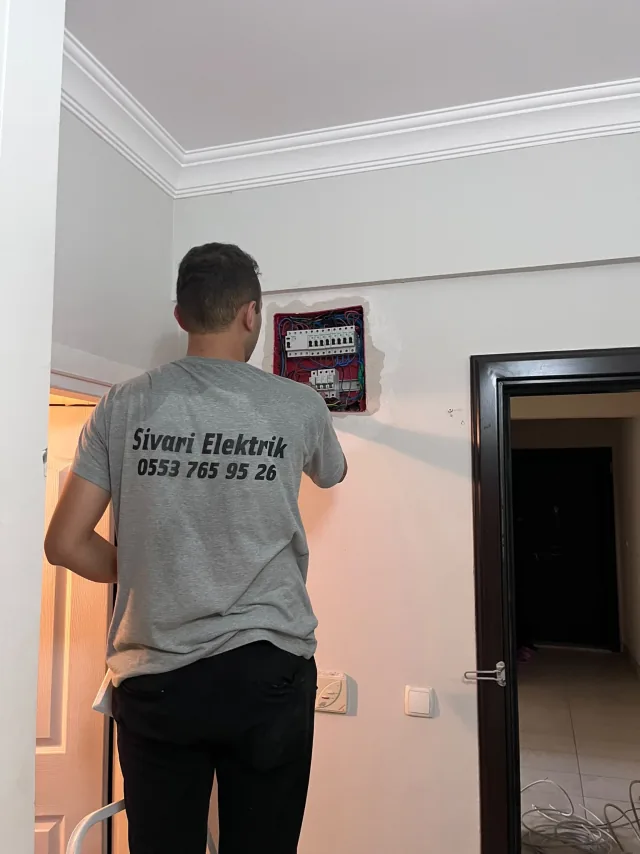 Sivari Elektrik teknisyeninin konut elektrik panosu üzerinde çalışması