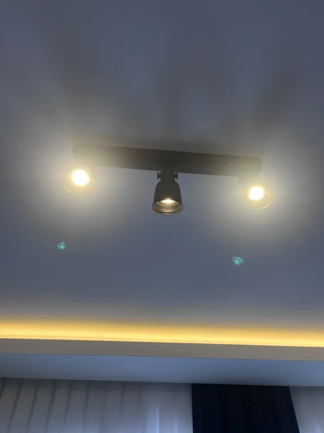 Üçlü ray spot ve sıcak tonlu gizli LED aydınlatma detayı