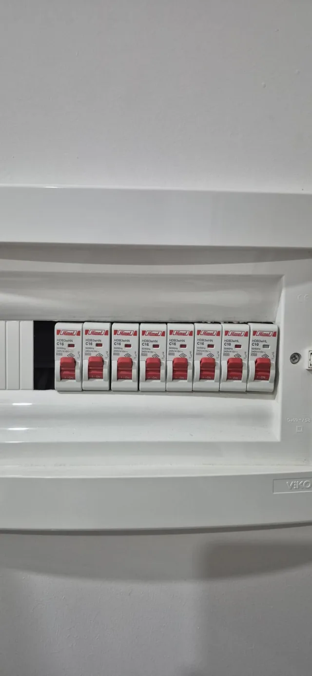 Beyaz elektrik panosu içinde yan yana sıralanmış devre sigortaları